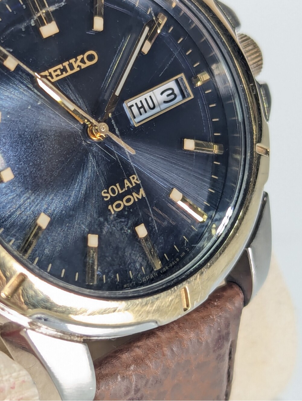 Seiko Solar 100M Men’s Wrist Watch 38MM Day/Date Blue Dial V158-0AD0 Glows Works - Picture 6 of 13